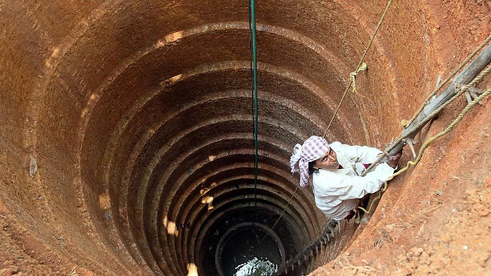 Kerala women wield spade, shovel to dig wells | Khaleej Times