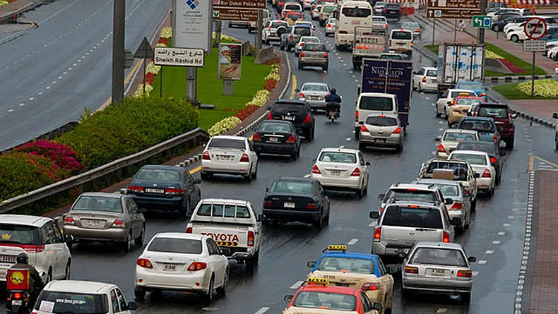 Multiple accidents delay traffic in UAE roads | Khaleej Times