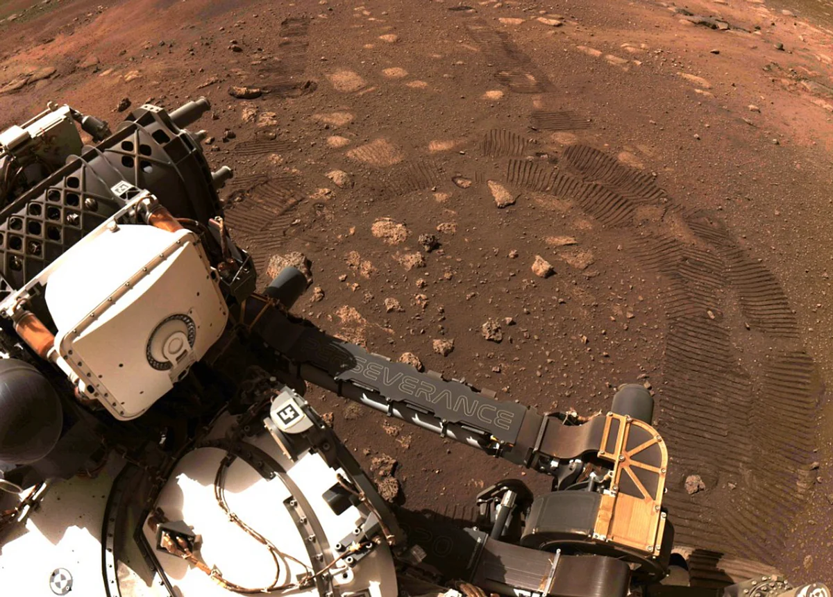 Video: Nasa's new Mars rover hits dusty red road, 21 feet in first test ...