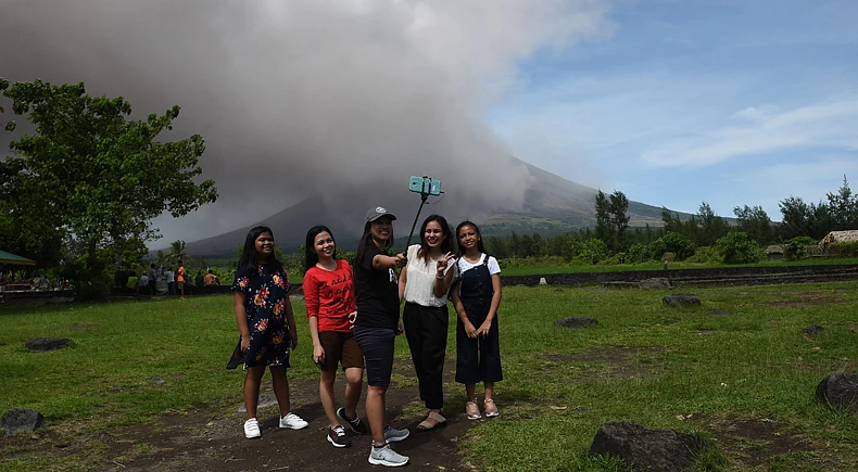 90k Mayon residents evacuated as experts warn of volcanic mudflow ...