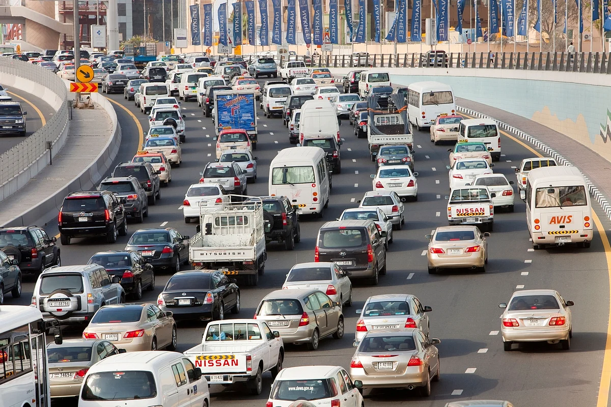UAE traffic: Accident on Sheikh Zayed Road causes huge tailbacks ...