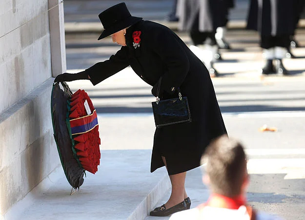 Queen leads annual tribute to war dead, in London | Khaleej Times