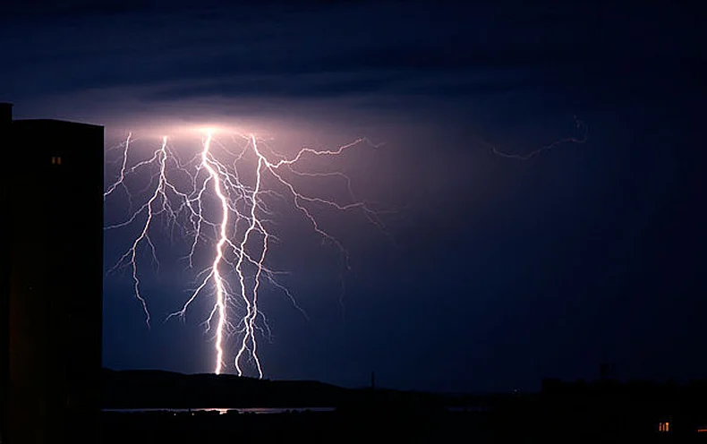 Worker dies after being struck by lightning in Al Ain | Khaleej Times