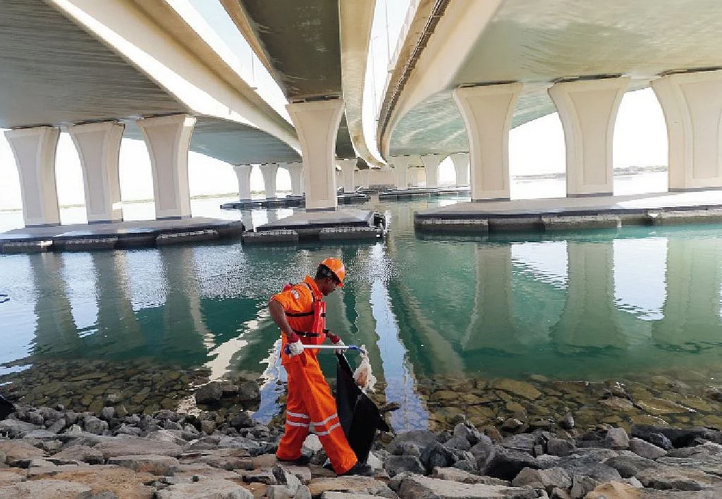 Massive clean-up drive of Abu Dhabi waterways | Khaleej Times