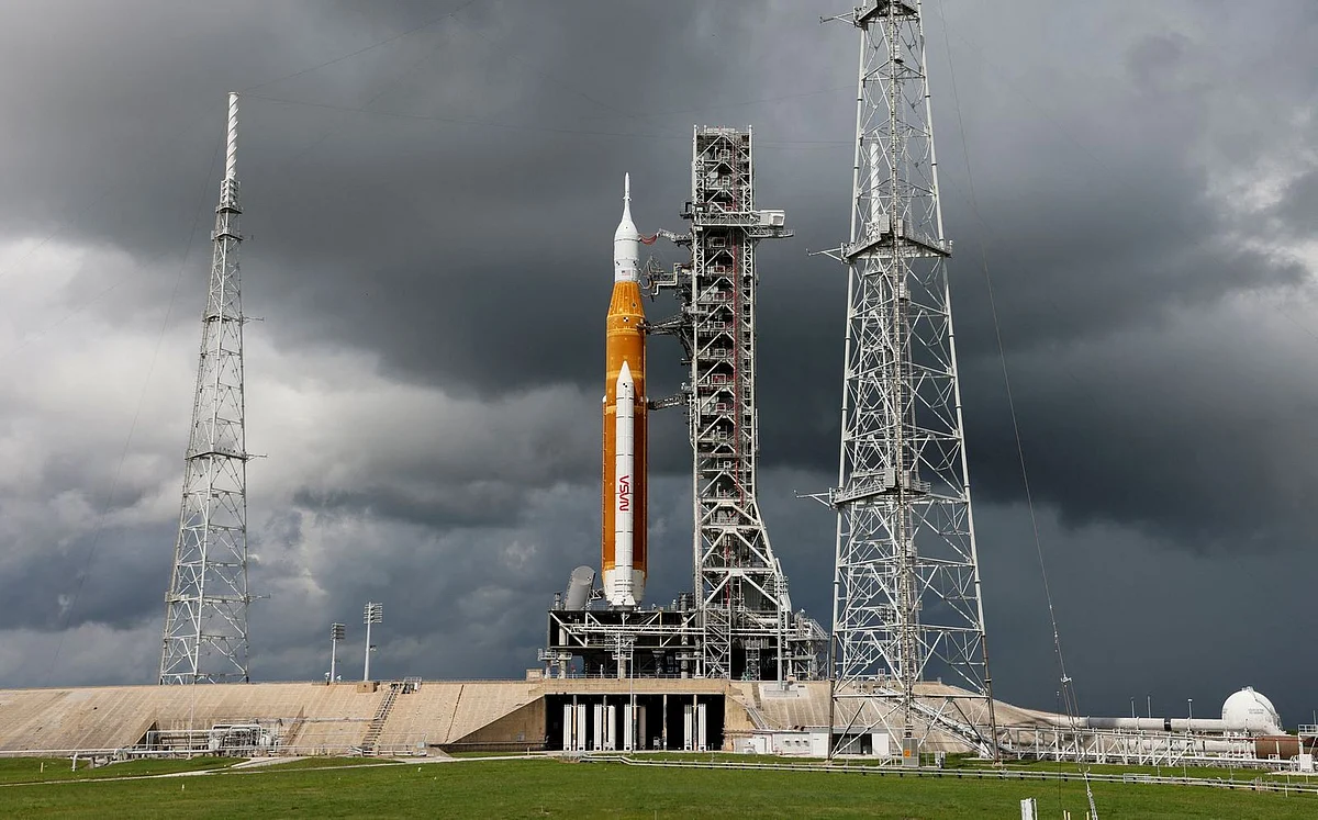 Fuel leak disrupts NASA's second attempt to launch Artemis moon rocket ...