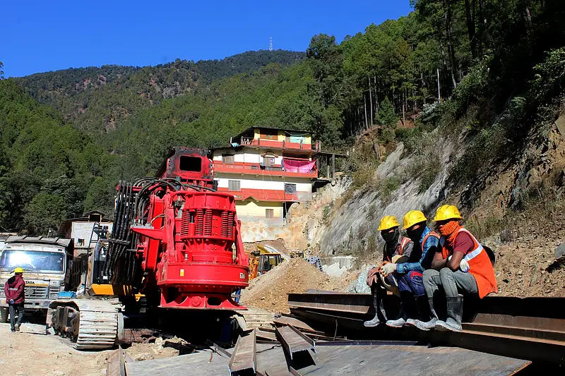 Collapted Machine Digging to rescue 41 workers trapped in a collapsed tunnel in India ...