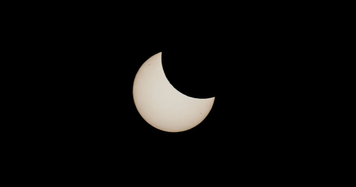 Half Eclipse Watch: Incredible scenes as Moon covers half of Sun during 2-hour ...