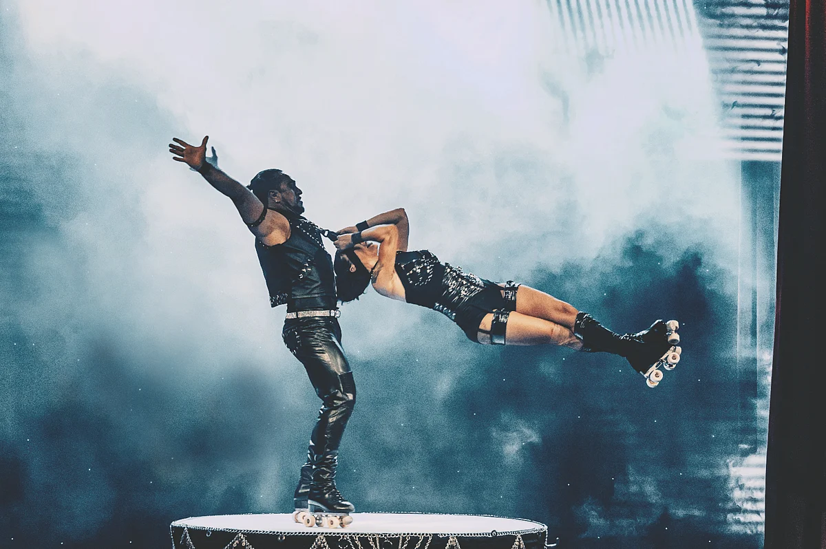 Live dinner show of music, acrobats, dance: A new visual spectacle in ...