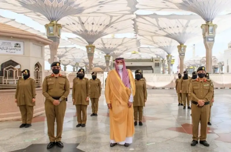Arabic Security Guard Ramadan 2021: Women security guards on duty at Prophet's Mosque ...